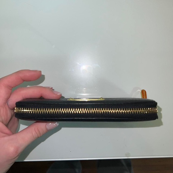 Michael kors black wallet with gold hardware - Picture 3 of 5